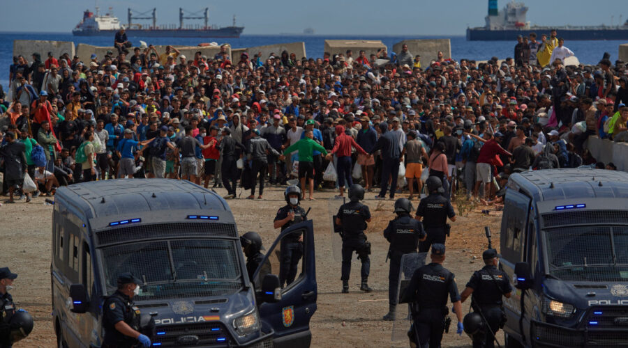 Španska policija pokrenula operaciju uklanjanja migranata sa plaža u Seuti