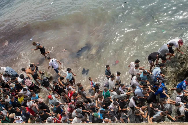 Španska policija rasteruje migrante sa plaža u Seuti u privremeni smeštaj