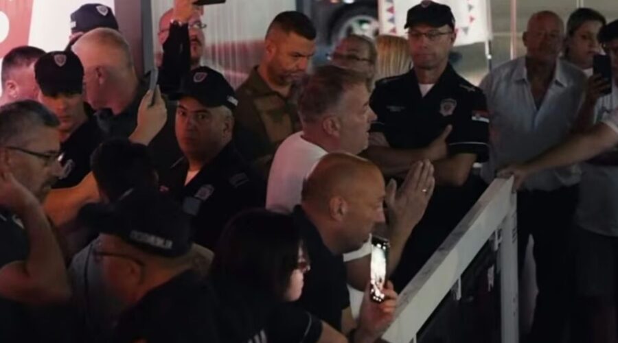 KRAGUJEVČANI UZELI STVAR U SVOJE RUKE: Izašli ispred zgrada i naterali naprednjake da sklone šatore nakon više od mesec dana!