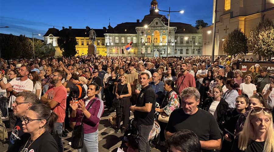 FOTO, VIDEO: Zrenjanin ih je večeras dočekao ovacijama – studenti biciklisti doneli Ustav Srbije