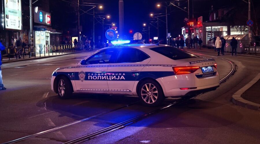 Jeziva saobraćajna nesreća u centru Beograda: Više vozila učestvovalo u udesu, autobus prešao u suprotan smer i zakucao se u zgradu