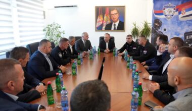 KULT VOĐE KAO U SEVERNOJ KOREJI: Vrh MUP-a drži sastanke ispod džinovskog portreta Aleksandra Vučića!