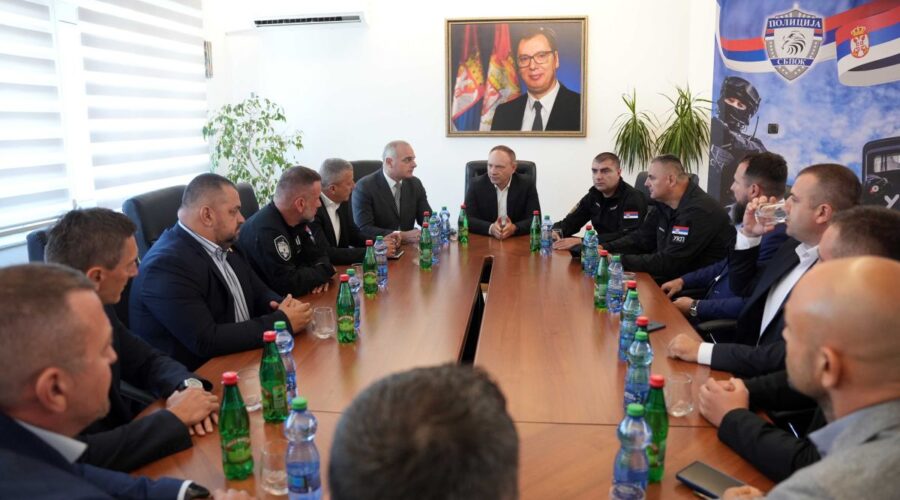 KULT VOĐE KAO U SEVERNOJ KOREJI: Vrh MUP-a drži sastanke ispod džinovskog portreta Aleksandra Vučića!