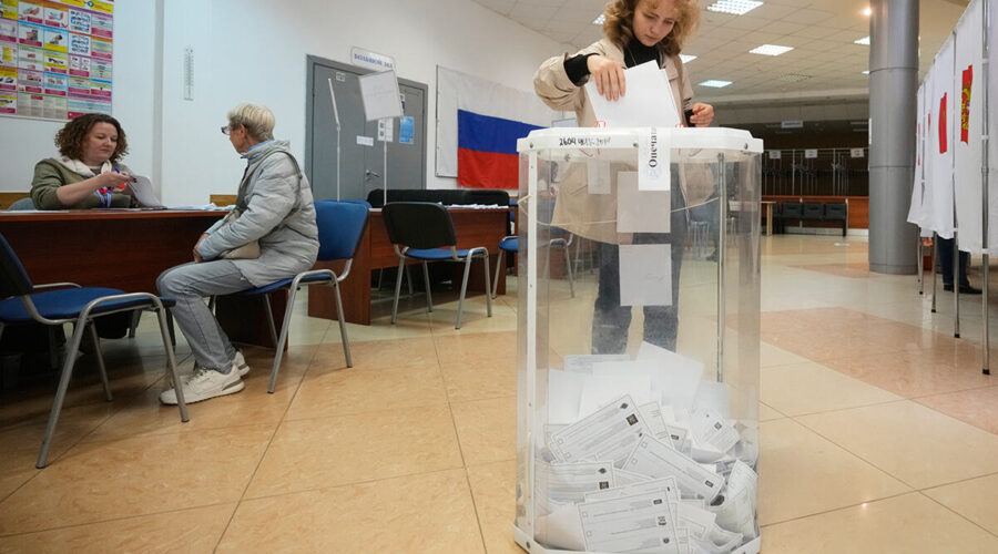 Drugi dan izbora u Rusiji: Izlaznost premašila 40 odsto, građani biraju 20.700 poslanika (foto)