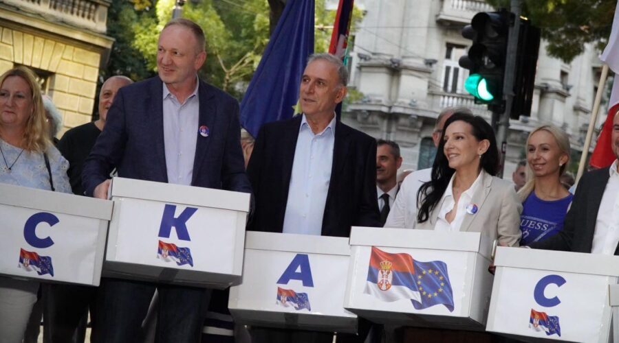 Proevropska koalicija predala izbornu listu, Vučić pecao i slušao Tomu Zdravkovića