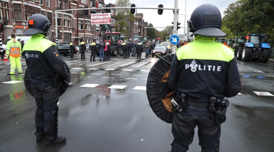 Haos u Hagu: Holandska policija rasturila nasilne desničarske demonstracije