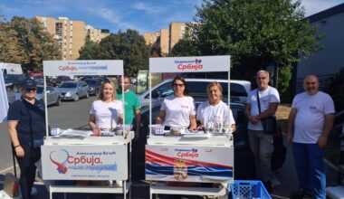 Studenti predstavljaju svoj program na štandu u Mirijevu, štand SNS nekoliko metara dalje; sa Dušanovca oterani