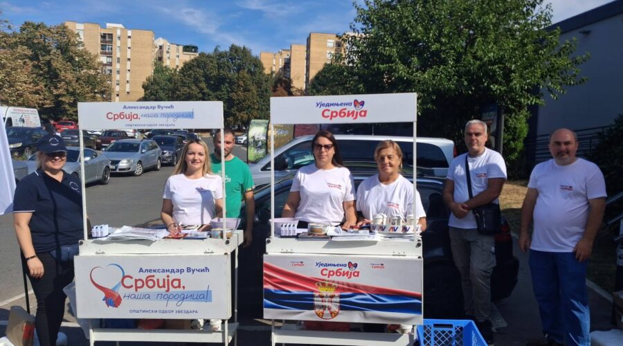 Studenti predstavljaju svoj program na štandu u Mirijevu, štand SNS nekoliko metara dalje; sa Dušanovca oterani