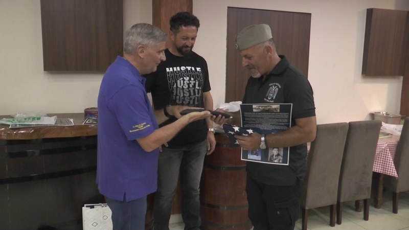 Potomak američkog pilota uručio priznanje za operaciju „Halijard“ iz 1944. godine
