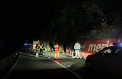 Delovi stene se obrušili na autobus pun dece kod Mojkovca: Mališani hitno prebačeni u bolnicu, povređen i vođa puta (video)
