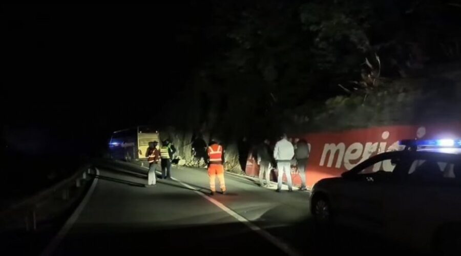 Delovi stene se obrušili na autobus pun dece kod Mojkovca: Mališani hitno prebačeni u bolnicu, povređen i vođa puta (video)