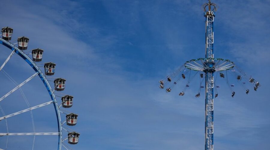 Incident na vrtešci na Oktoberfestu, posetioci ostali zaglavljeni i visili naglavačke