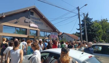 Minut ćutanja i cveće za ubijene pse: Protest građana ispred pečenjare u Mladenovcu