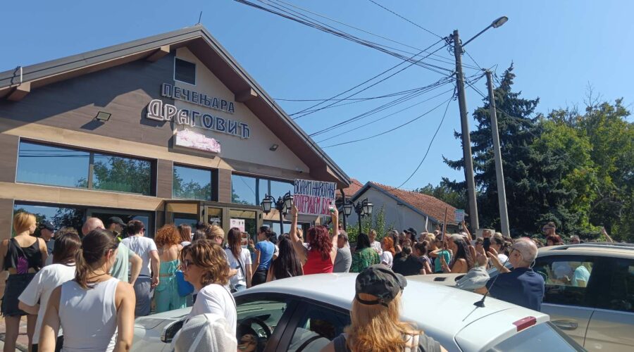 Minut ćutanja i cveće za ubijene pse: Protest građana ispred pečenjare u Mladenovcu