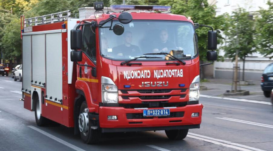 Požar u Novom Sadu: povređen muškarac, 32 osobe evakuisane iz zgrade