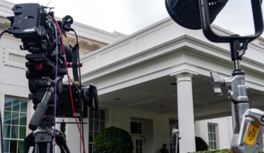 CNN, MSNOW i Politiko tužili Trampovu administraciju zbog zabrane pristupa Beloj kući, pozivaju se na Prvi amandman