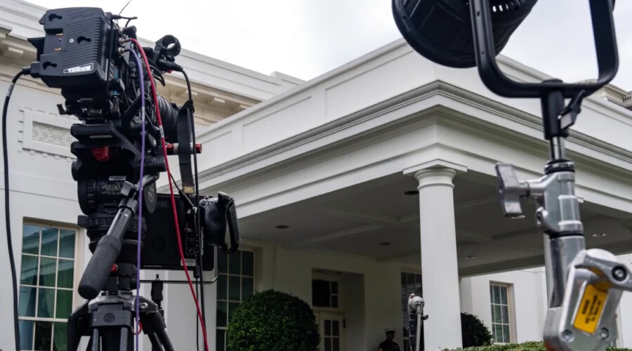 CNN, MSNOW i Politiko tužili Trampovu administraciju zbog zabrane pristupa Beloj kući, pozivaju se na Prvi amandman