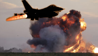 Srušio se moćni američki F-16, plamen se vinuo u nebesa! Drama u NATO bazi – ima povređenih, hitno se oglasile lokalne vlasti