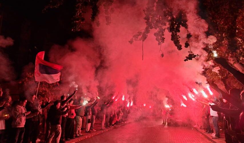 Studenti i predstavnici Studentske liste biciklima stigli u Novi Sad, dočekani baljkama i balonima