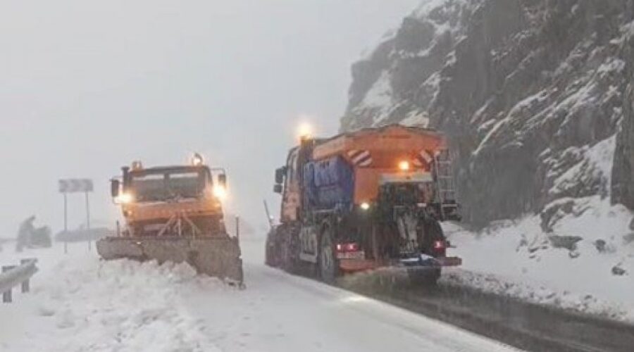 Pala velika količina snega, putari na terenu dan i noć