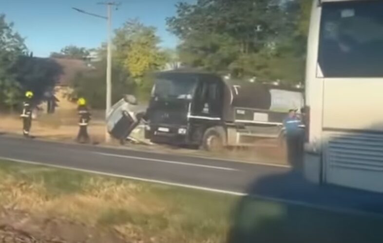 Dramatičan snimak nakon jezive nesreće kod Subotice: Žena preticala autobus, pa izgubila kontrolu, auto završio pod kamionom potpuno smrskan (video)