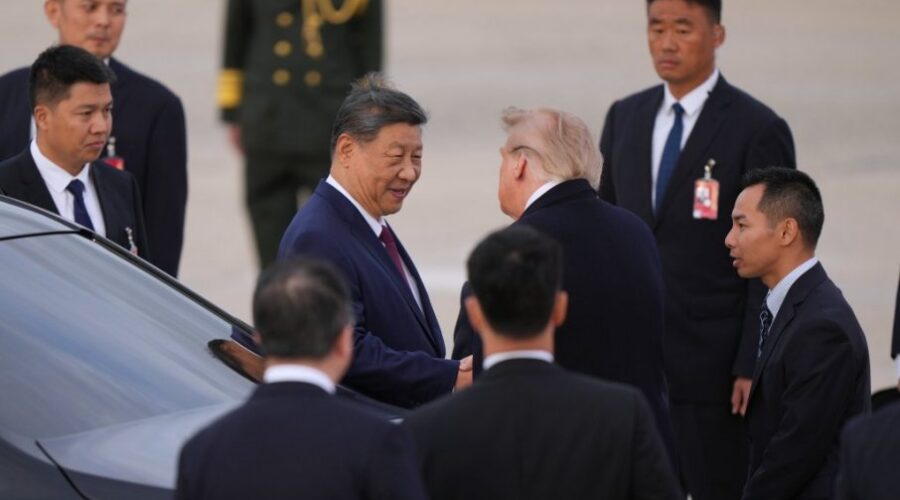 Dočekali ga Donald i Melanija Tramp (FOTO)