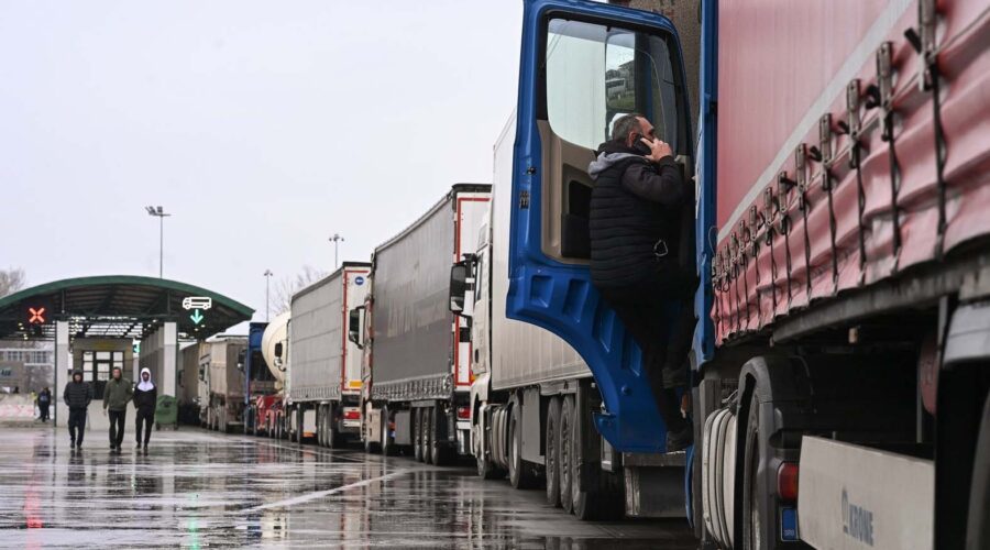 Kamioni na graničnim prelazima čekaju od tri do sedam sati, automobili bez zadržavanja