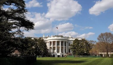 Počelo ročište u sporu američkih medija i Bele kuće u vezi sa zabranom izveštavanja