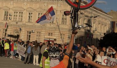 Studenti na biciklima i danas po Srbiji nose Ustav i razgovaraju s gradjanima