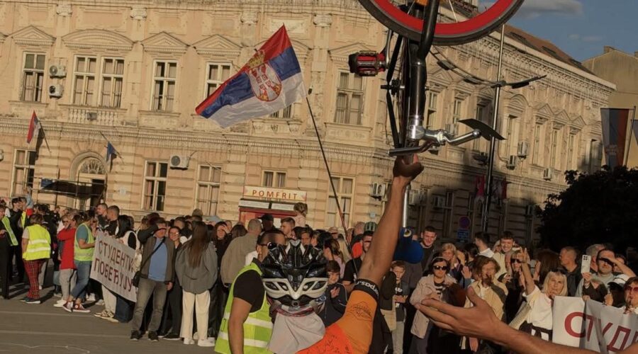 Studenti na biciklima i danas po Srbiji nose Ustav i razgovaraju s gradjanima
