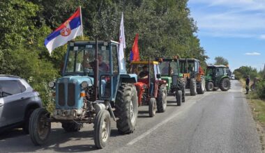 Poljoprivrednici se traktorima priključili „Čuvarima Ustava“: Sastale se dve kolone na ulasku u Bogatić (VIDEO)