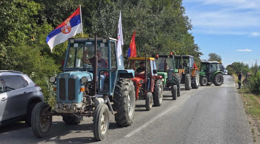 Poljoprivrednici se traktorima priključili „Čuvarima Ustava“: Sastale se dve kolone na ulasku u Bogatić (VIDEO)