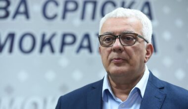 „Uteče, uteče“: Mandić nije dozvolio početak sednice o svojoj smeni