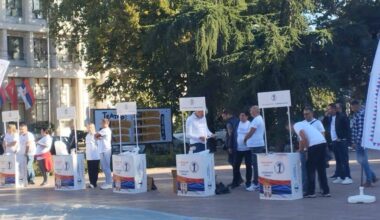 Nakon što su niški studenti iz bezbednosnih razloga promenili lokaciju dočeka biciklista, naprednjaci postavljaju štandove na njoj