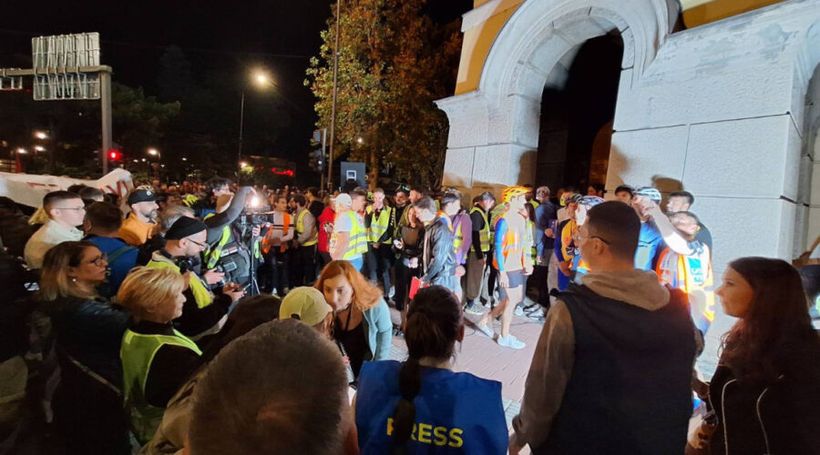 (Foto) Studenti biciklisti stigli u Niš, doček organizovan kod suda