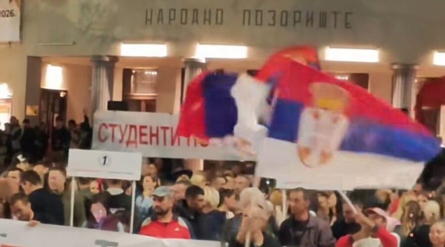 Studenti promenili lokaciju za doček biciklista, ali i ispred Narodnog pozoriša okupili se naprednjaci