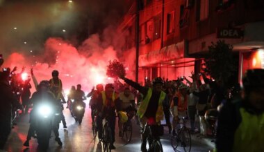 Nišlije dočekale bicikliste, SNS organizovao paralelni skup: Policija razdvajala dve grupe (FOTO GALERIJA)