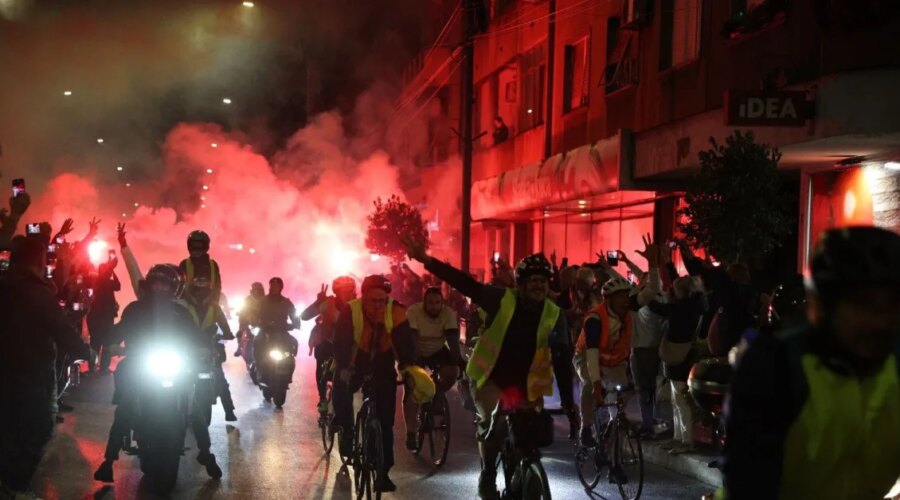 Nišlije dočekale bicikliste, SNS organizovao paralelni skup: Policija razdvajala dve grupe (FOTO GALERIJA)