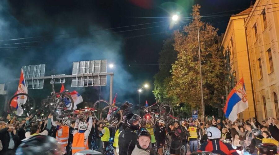 Dočekani studenti biciklisti u Nišu, ponovo uz kontraskup naprednjaka na istoj lokaciji