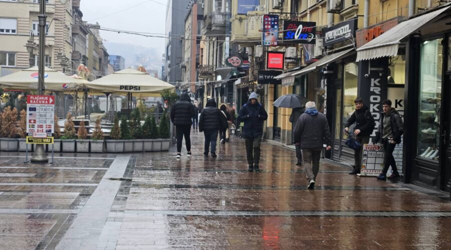 NAGLO ZAHLAĐENJE U SRBIJI: Kiša i pljuskovi, temperatura pada i do 13 stepeni – evo kakvo vreme stiže za vikend