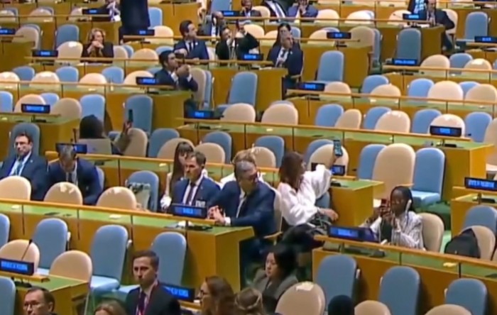 Dvorana se ispraznila prije govora Netanyahua. Vučić ga ostao slušati