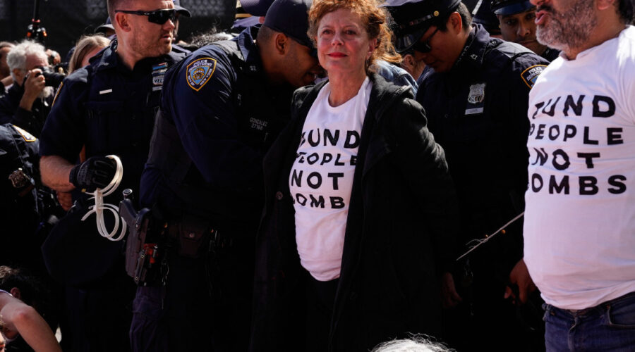 (Foto) Uhapšeno najmanje 30 ljudi tokom protesta u Njujorku protiv Izraela, među njima glumica Suzan Sarandon
