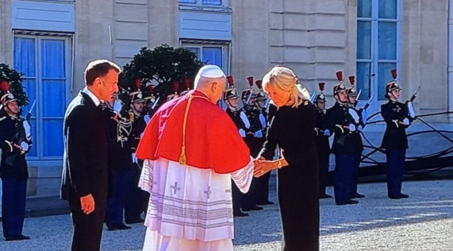 Makron spremio četiri poklona za papu