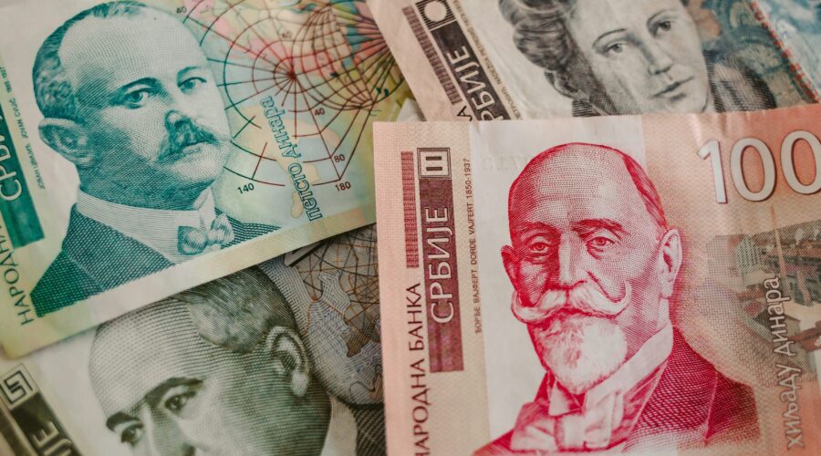 Prosečna plata u Srbiji prešla 120.000 dinara, ali medijalna je znatno niža