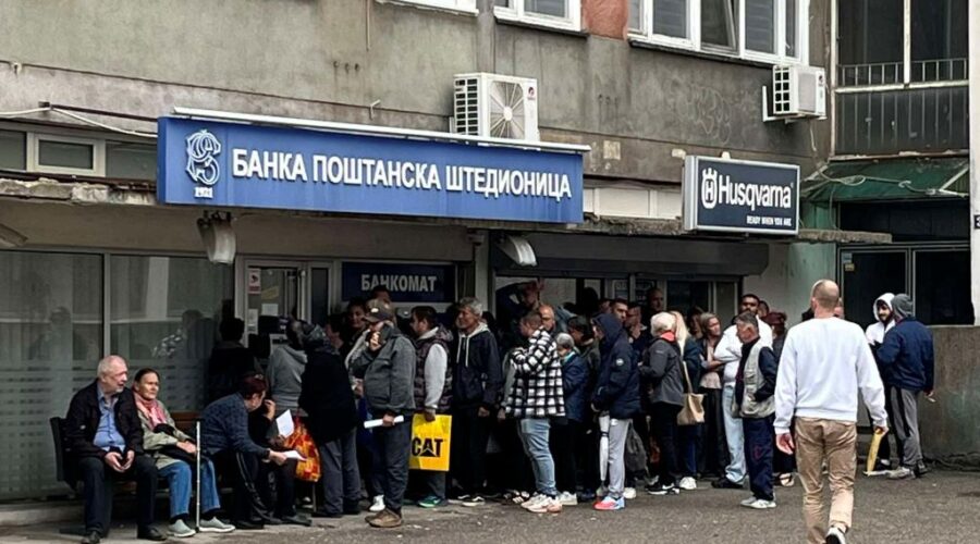 Završena isplata pomoći od 6.000 dinara: Velike gužve danas ispred Poštanske štedionice u Boru