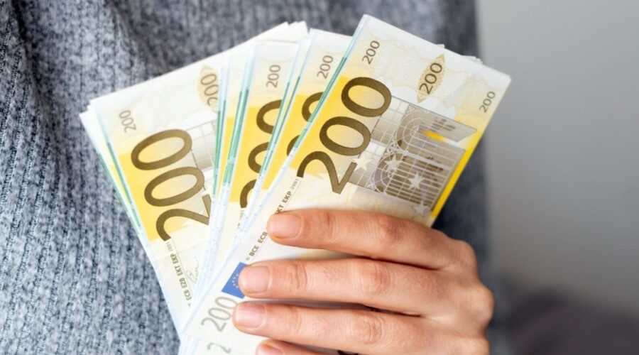 Novac stiže za 4 znaka: Evo ko će dobiti pare do 3. oktobra, a jedan znak treba da igra igre na sreću | Srpska dijaspora
