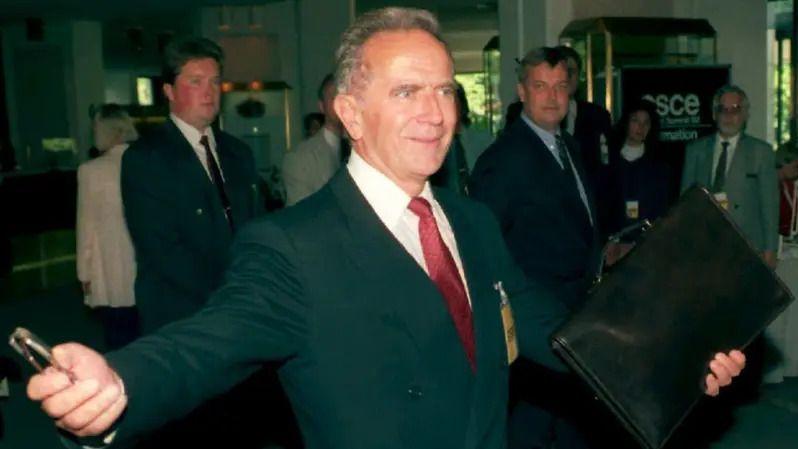 Panić tokom jednog od putovanja u inostranstvo dok je bio na funkciji premijera SR Jugoslavije