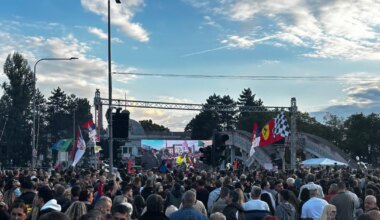 U Kragujevcu dočekani studenti biciklisti „Čuvari Ustava“, obratili se kandidati za poslanike, nakon skupa bakljada pristalica SNS