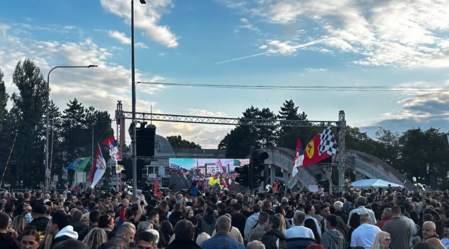 U Kragujevcu dočekani studenti biciklisti „Čuvari Ustava“, obratili se kandidati za poslanike, nakon skupa bakljada pristalica SNS