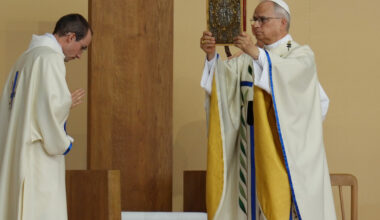 (Foto) Newsmax Balkans u Parizu, papa služio misu pred 800.000 vernika: “Najmasovniji skup katolika u Francuskoj”